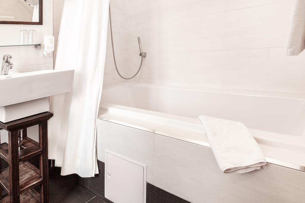 Aviv Hotel 3*